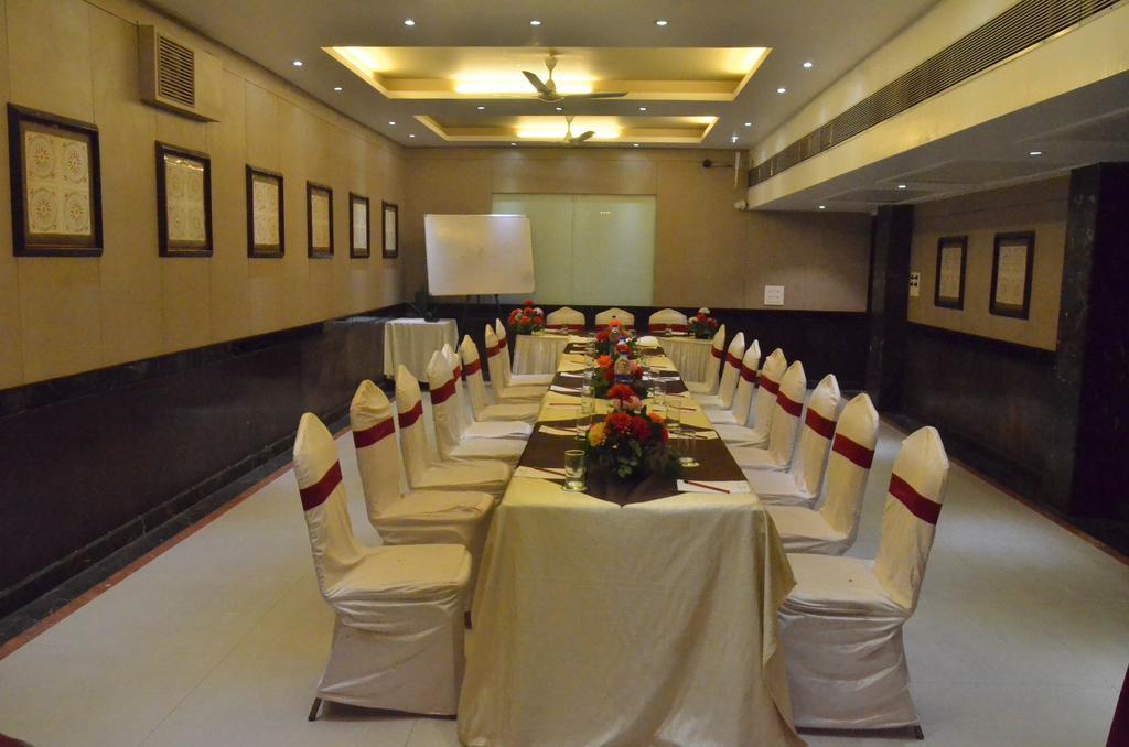 Hotel Landmark Gwalior Ngoại thất bức ảnh