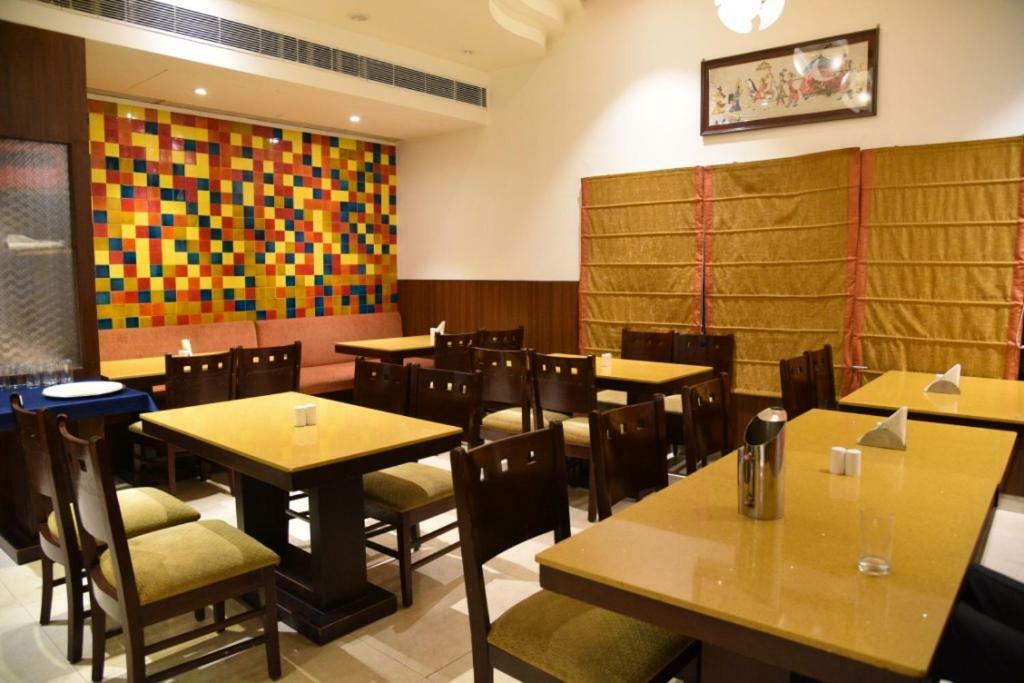 Hotel Landmark Gwalior Ngoại thất bức ảnh